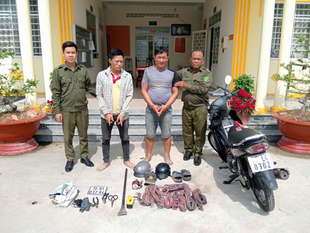 2 đối tượng và các tang vật bị lực lượng chức năng thu giữ