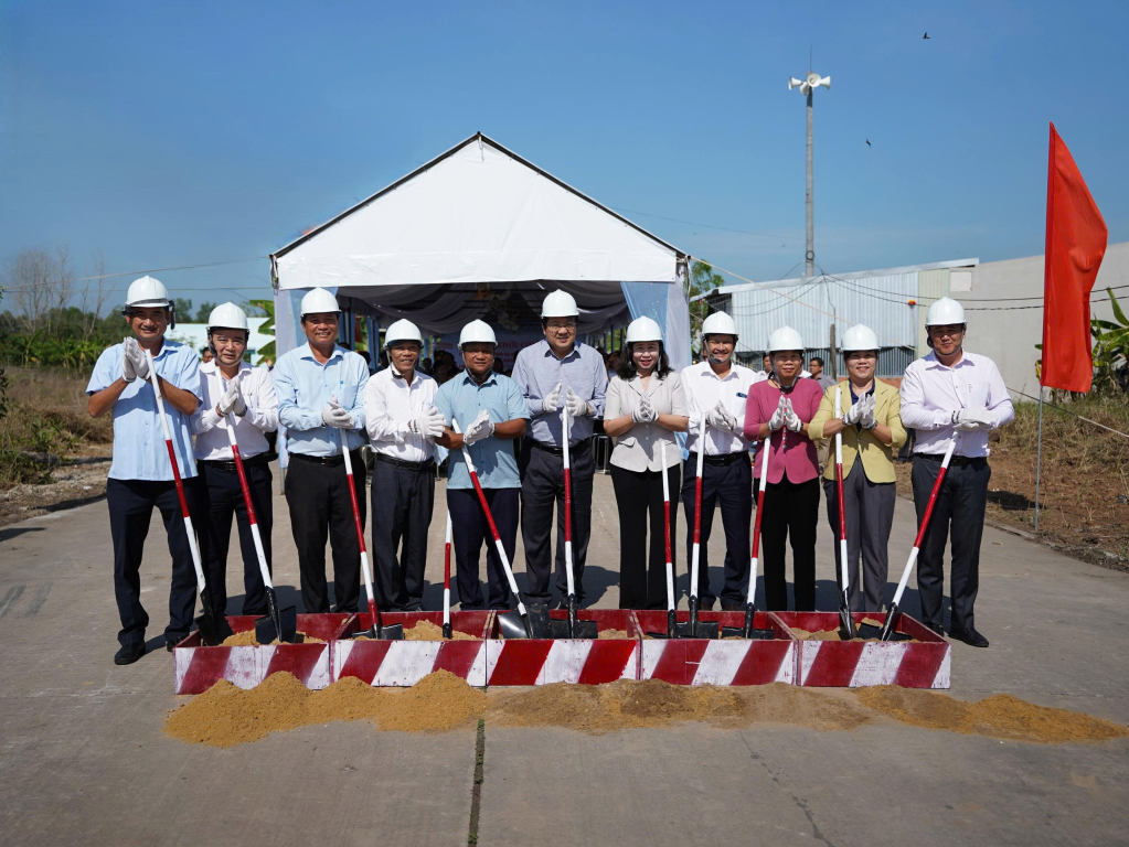 Khởi c&ocirc;ng Dự &aacute;n nhựa h&oacute;a đường giao th&ocirc;ng từ Quốc lộ 62 đến cầu Nhị Mỹ