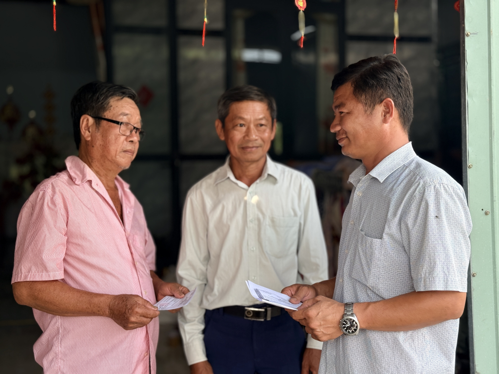 Các tổ bầu cử tại xã Đức Huệ đang tập trung phát thẻ cử tri và tuyên truyền về ngày bầu cử