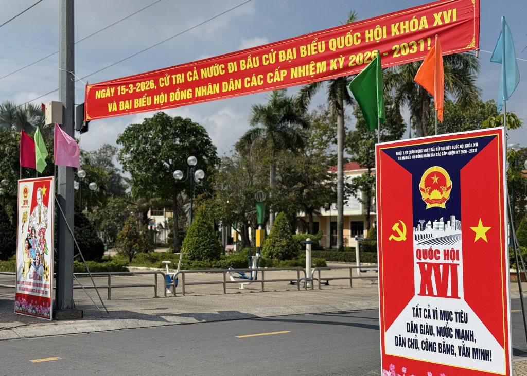 Tây Ninh tăng cường lắp đặt các Pano, khẩu hiệu tuyên truyền về ngày bầu cử tại các trụ đường lớn, khu vực trung tâm