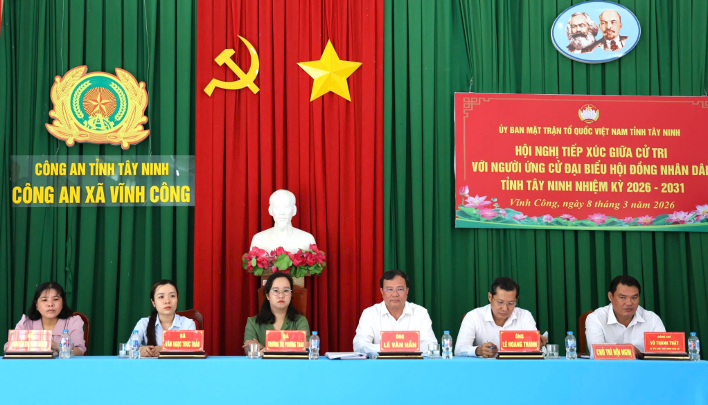 Người ứng cử đại biểu HĐND tỉnh - đơn vị bầu cử số 23 tiếp x&uacute;c cử tri tại x&atilde; Vĩnh C&ocirc;ng