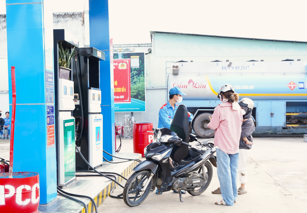 Hoạt động mua bán xăng dầu tại Cửa hàng bán lẻ xăng dầu số 6 PVOIL (xã Thạnh Bình, Tây Ninh)