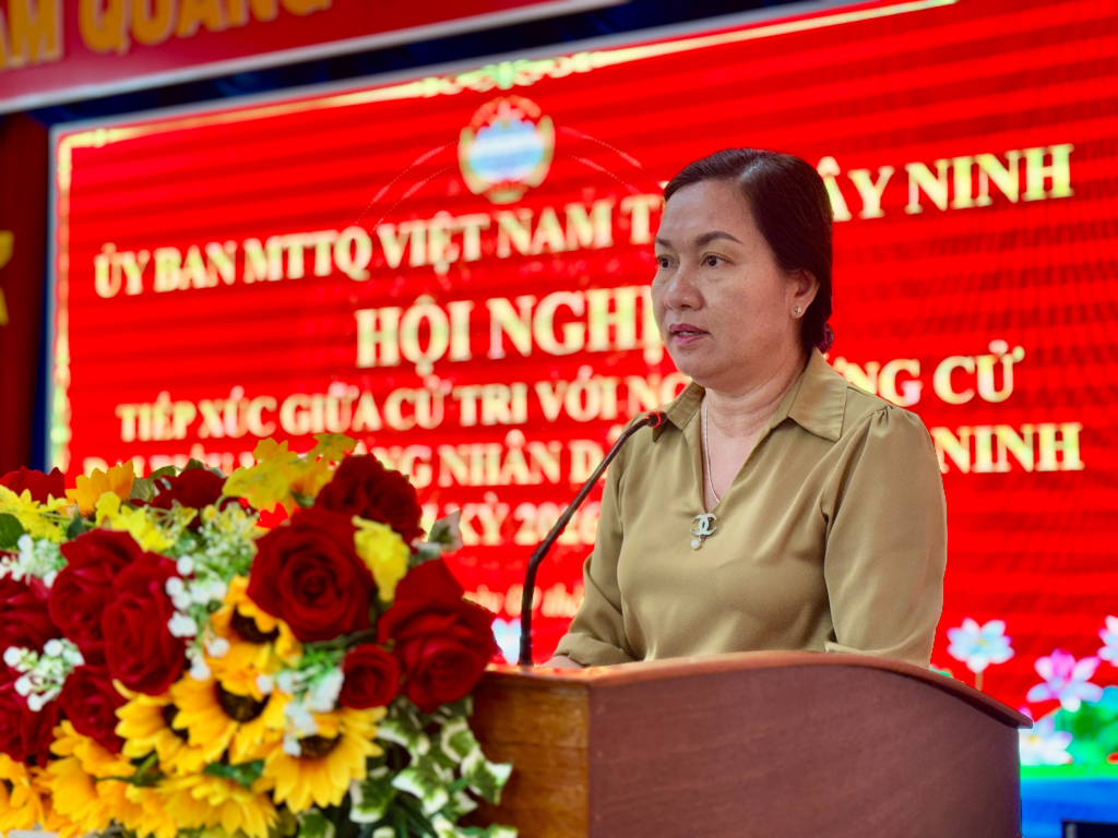 Ứng cử viên Phan Thị Tuyết Sương trình bày chương trình hành động trước cử tri