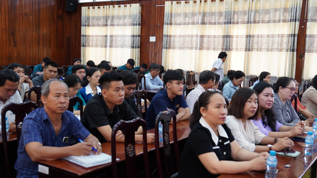 Quang cảnh buổi tiếp xúc cử tri