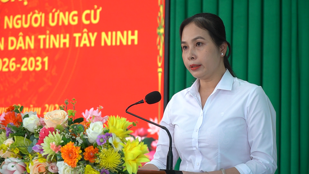 Ứng cử viên Đinh Thị Ngọc Chọn trình bày chương trình hành động trước cử tri