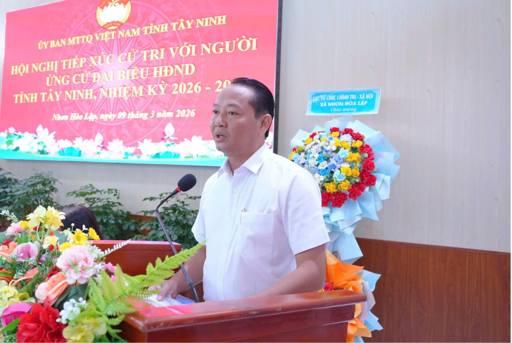 Ông Nguyễn Thế Anh - Phó Bí thư Đảng ủy, Bí thư Đảng ủy cơ sở UBND xã, Chủ tịch UBND xã Hậu Thạnh trình bày chương trình hành động 