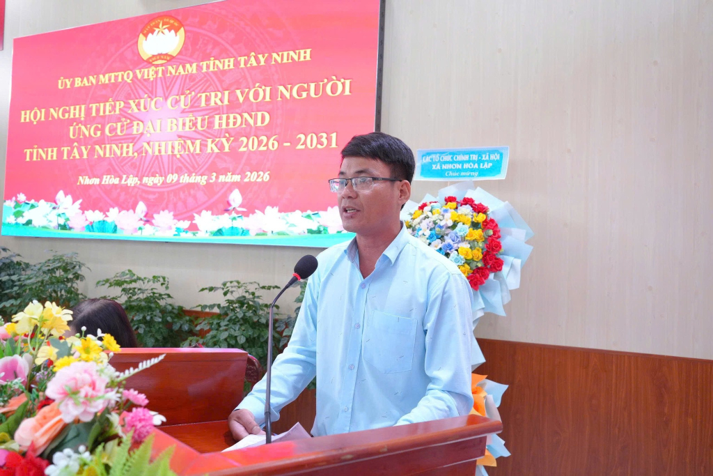 Ông Hà Quốc Nhủ - Ủy viên Ban Thường vụ Đảng ủy xã, Phó Chủ tịch HĐND xã, Trưởng ban Văn hoá - xã hội HĐND xã Tuyên Thạnh trình bày chương trình hành động