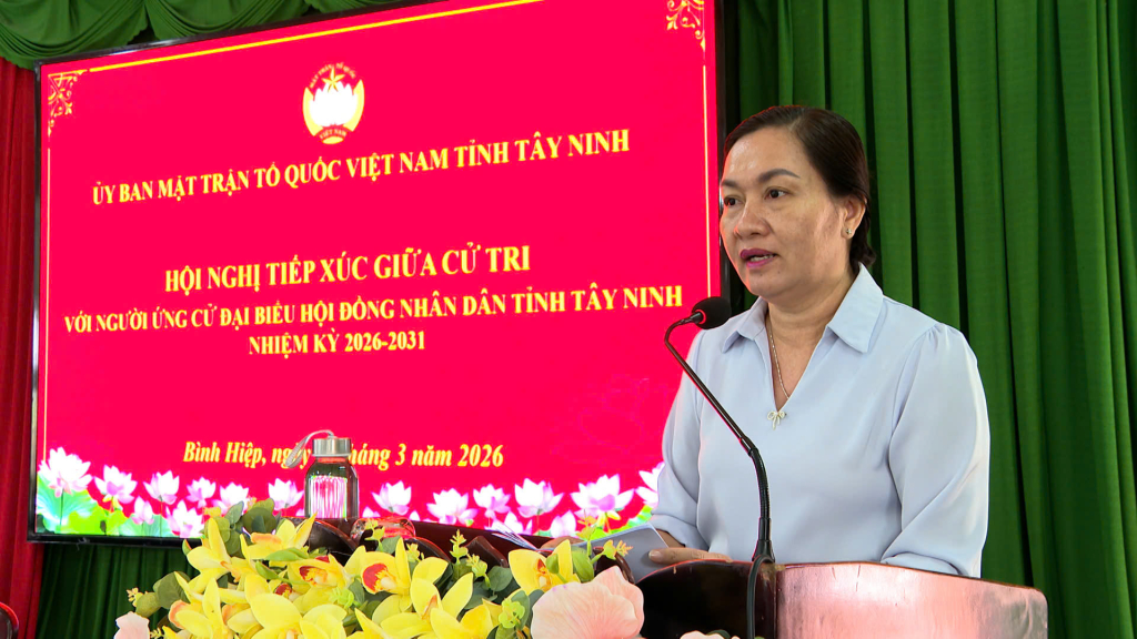 Ứng cử viên Phan Thị Tuyết Sương trình bày chương trình hành động trước cử tri