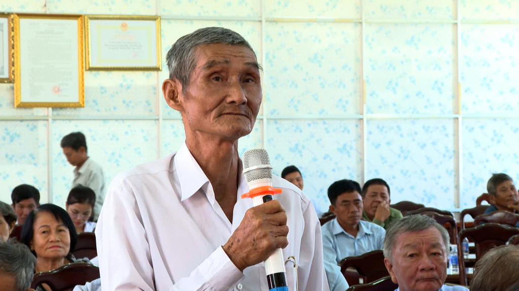 Cử tri phát biểu ý kiến tại buổi tiếp xúc