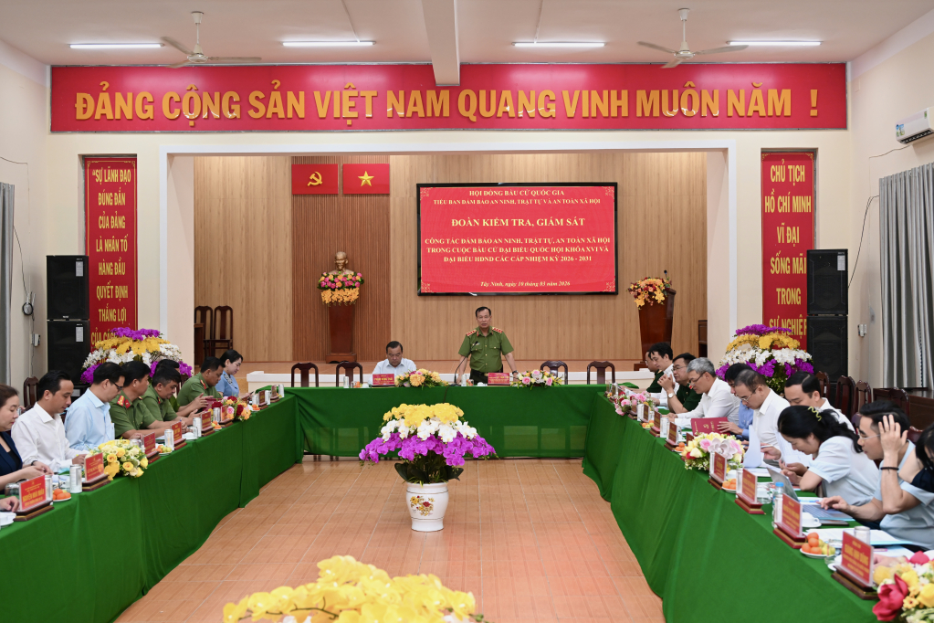 Thượng tướng Lê Tấn Tới - Uỷ viên Ban Chấp hành Trung ương Đảng, Uỷ viên Uỷ ban Thường vụ Quốc hội, Chủ nhiệm Uỷ ban Quốc phòng, An ninh và Đối ngoại của Quốc có buổi làm việc tại xã Đức Lập về công tác bảo đảm an ninh bầu cử