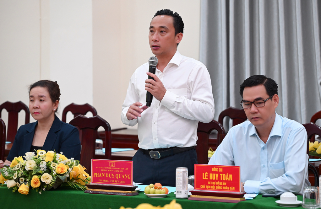 Lãnh đạo xã Đức Lập báo cáo tại buổi làm việc