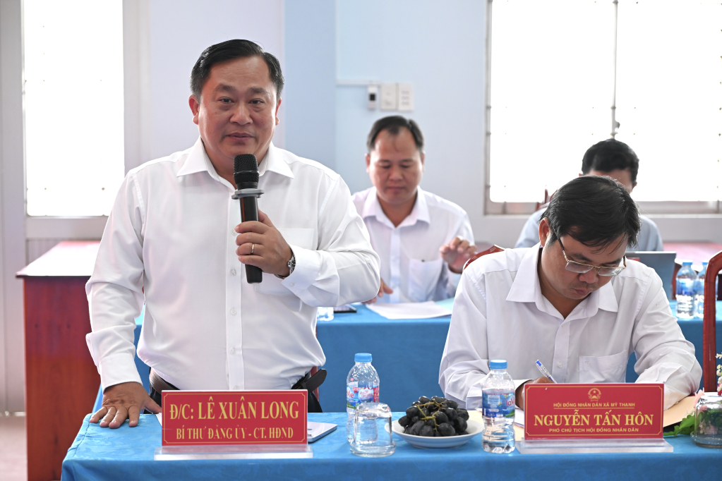 Lãnh đạo xã Mỹ Thạnh báo cáo tại buổi làm việc