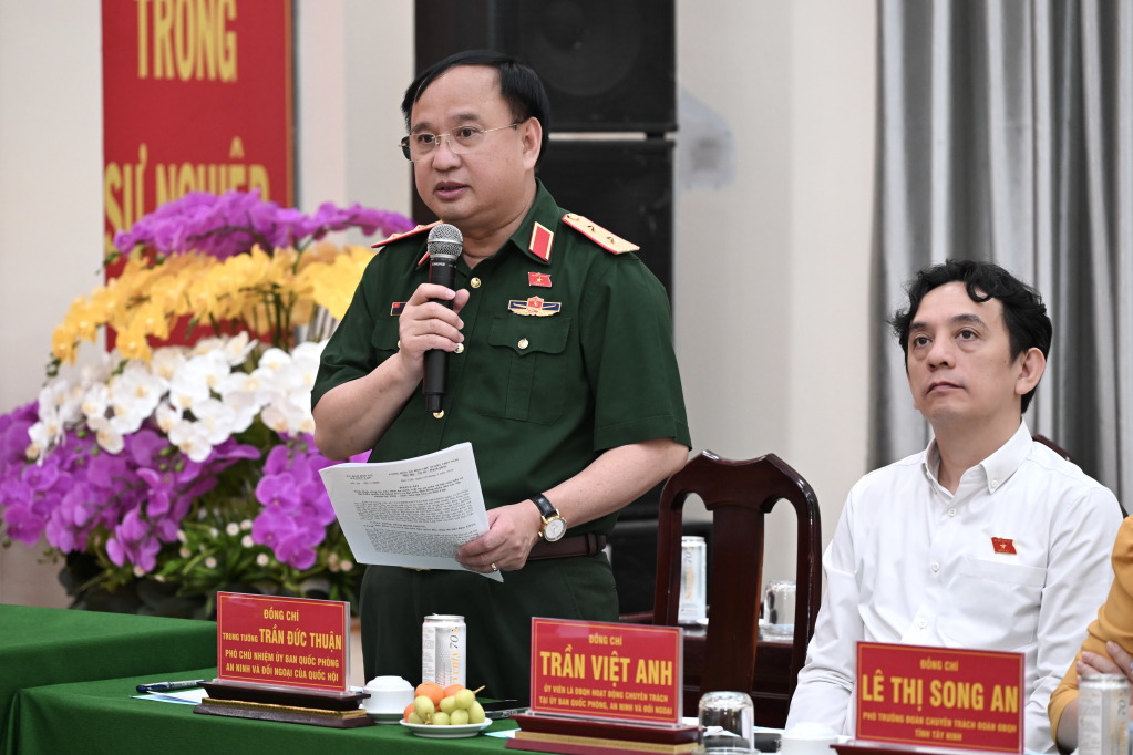 Thành viên Đoàn công tác phát biểu tại buổi làm việc 