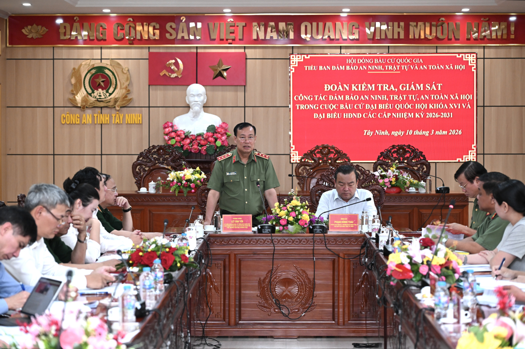 Thượng tướng Lê Tấn Tới - Ủy viên Ban Chấp hành Trung ương Đảng, Chủ nhiệm Ủy ban Quốc phòng và An ninh của Quốc hội có buổi làm việc với Công an tỉnh về công tác bảo đảm an ninh, trật tự phục vụ bầu cử