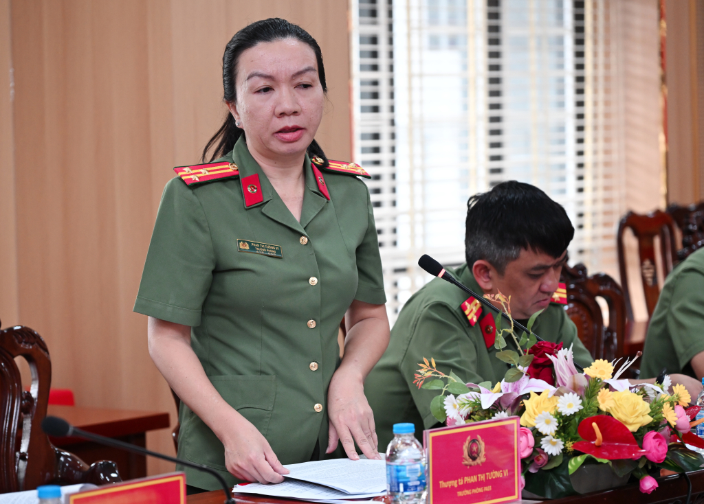 Lãnh đạo Phòng An ninh Chính trị nội bộ Công an tỉnh phát biểu tại buổi làm việc