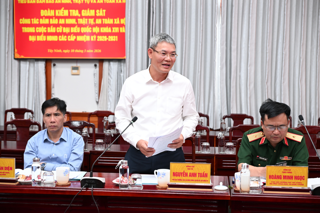 Thành viên Đoàn công tác phát biểu tại buổi làm việc