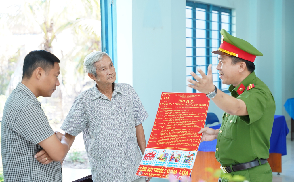 Thiếu tá Nguyễn Cao Linh - Phó đội trưởng Đội chữa cháy và cứu nạn, cứu hộ khu vực Tân Biên hướng dẫn công tác bảo đảm an toàn phòng chống cháy nổ tại điểm bầu cử số 03 Nhà văn hóa ấp Gò Đá, xã Trà Vong