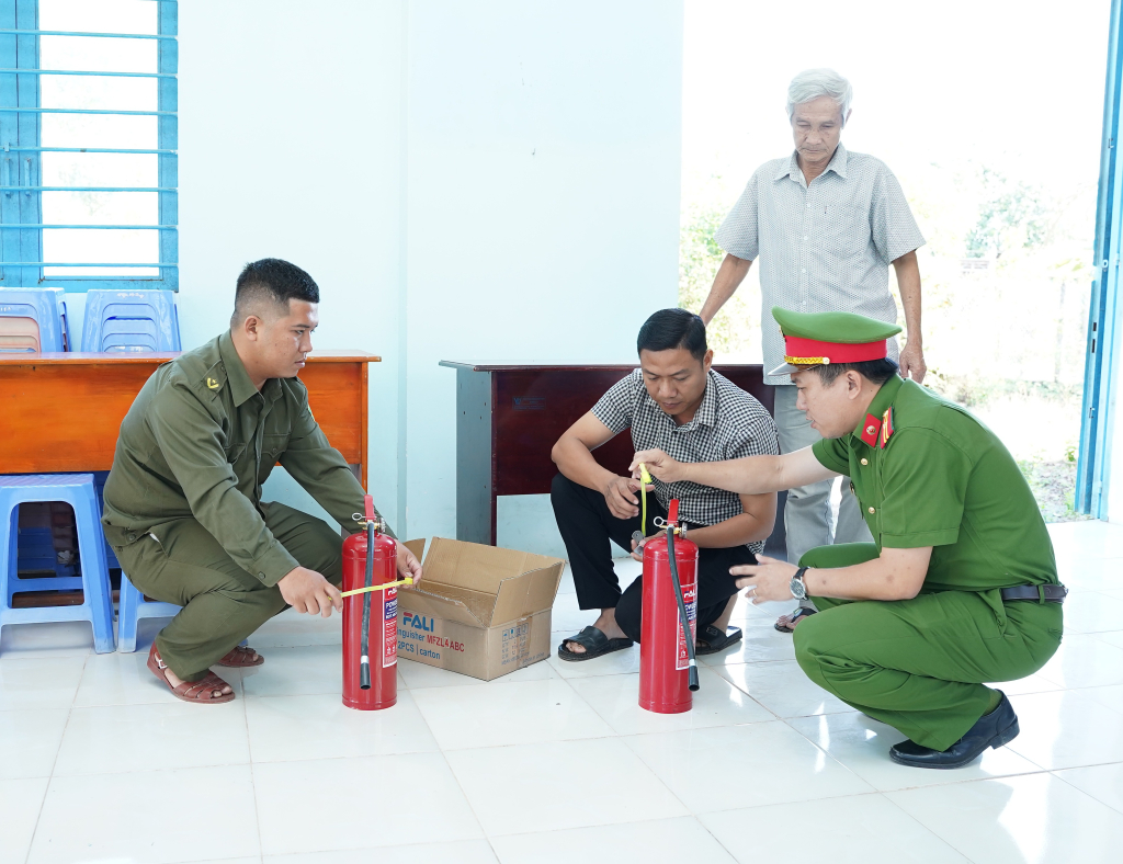 Kiểm tra chất lượng bình chữa cháy xách tay được trang bị tại điểm bỏ phiếu