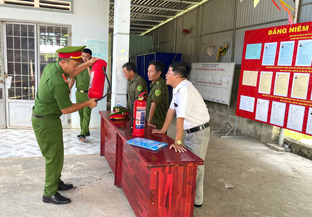 Cảnh sát PCCC và CNCH - Công an tỉnh hướng dẫn thành viên tổ bầu cử cách sử dụng bình chữa cháy 