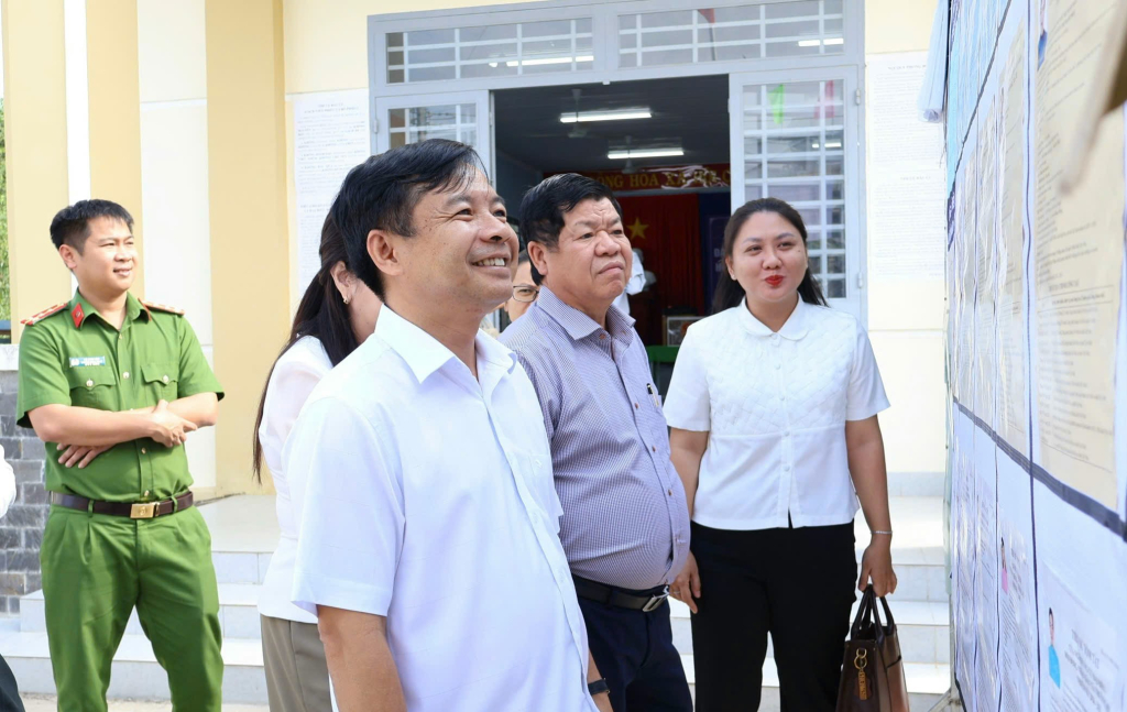 Đo&agrave;n gi&aacute;m s&aacute;t, kiểm tra số 4 Ủy ban Bầu cử tỉnh kiểm tra tại xã Tru&ocirc;ng M&iacute;t