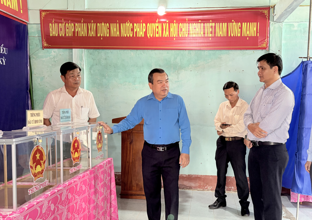 Trưởng Đo&agrave;n ĐBQH tỉnh kiểm tra c&ocirc;ng t&aacute;c chuẩn bị bầu cử tại c&aacute;c x&atilde; Nhựt Tảo v&agrave; V&agrave;m Cỏ