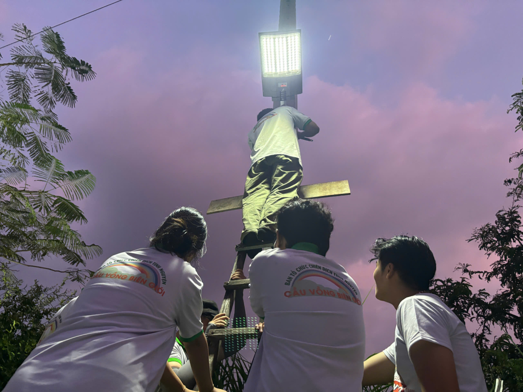 Tuổi trẻ thắp s&aacute;ng đường qu&ecirc;