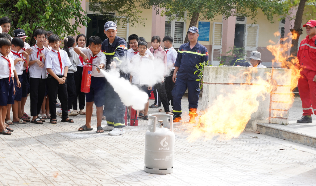 Trải nghiệm ph&ograve;ng ch&aacute;y, chữa ch&aacute;y cho học sinh Trường Tiểu học T&acirc;n Phong B