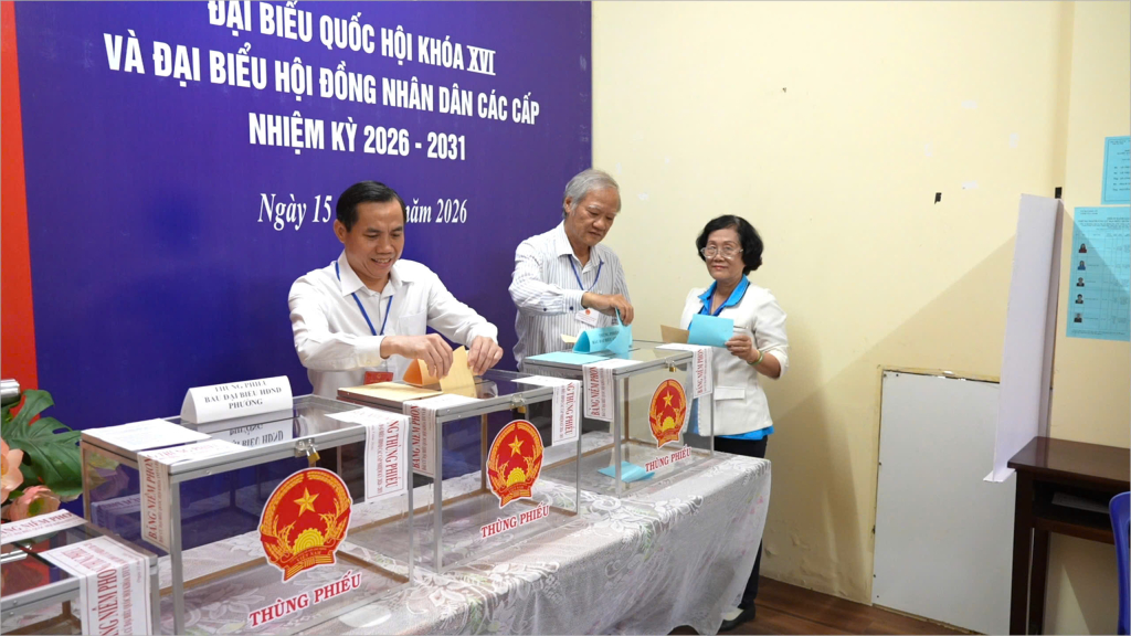 Cử tri phường Long An tham gia bầu cử tại Tổ bầu cử số 01 (Đơn vị bầu cử số 24)