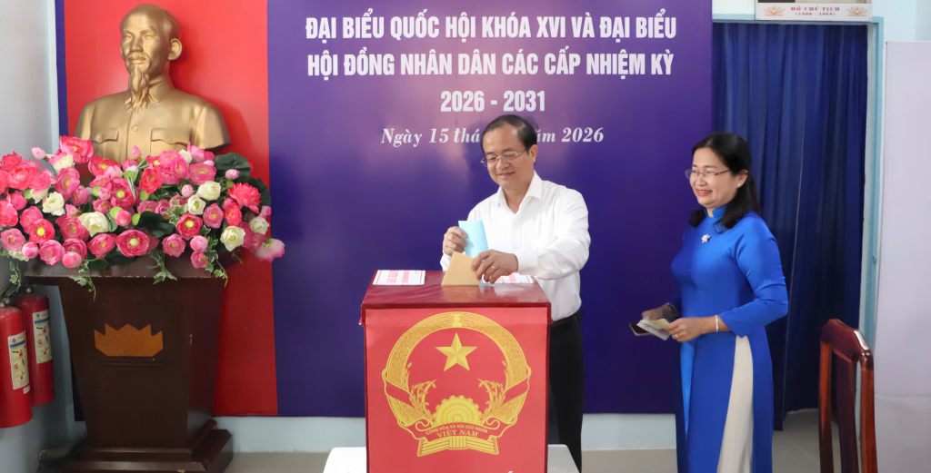 Ph&oacute; Chủ tịch Thường trực UBND tỉnh Nguyễn Hồng Thanh dự v&agrave; chỉ đạo tại Tổ bầu cử số 8, thuộc Đơn vị bầu cử số 8