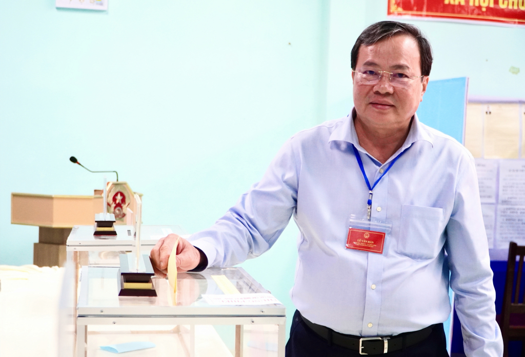 Chủ tịch UBND tỉnh L&ecirc; Văn Hẳn dự v&agrave; bỏ phiếu bầu cử tại x&atilde; Hậu Nghĩa