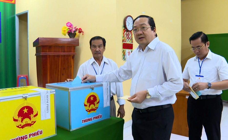 Ph&oacute; Chủ tịch UBND tỉnh Nguyễn Minh L&acirc;m dự khai mạc bầu cử tại phường Kiến Tường  