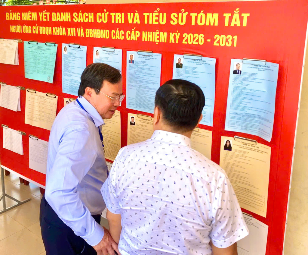 Chủ tịch UBND tỉnh T&acirc;y Ninh L&ecirc; Văn Hẳn kiểm tra c&ocirc;ng t&aacute;c bầu cử tại phường Trảng B&agrave;ng