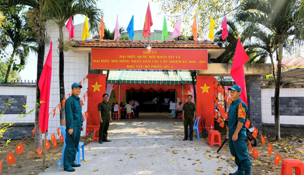 Ngay từ sáng sớm, các lực lượng có mặt tại các điểm bầu cử để bảo đảm an ninh, trật tự