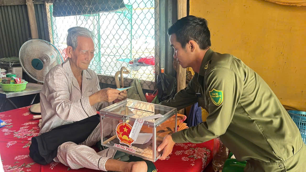 Tham gia hỗ trợ cử tri bỏ phiếu thực hiện quyền công dân tại nhà