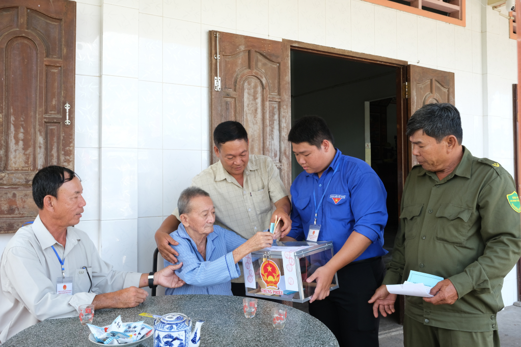 Mang th&ugrave;ng phiếu đến tận nh&agrave;: Để mọi cử tri đều được thực hiện quyền c&ocirc;ng d&acirc;n