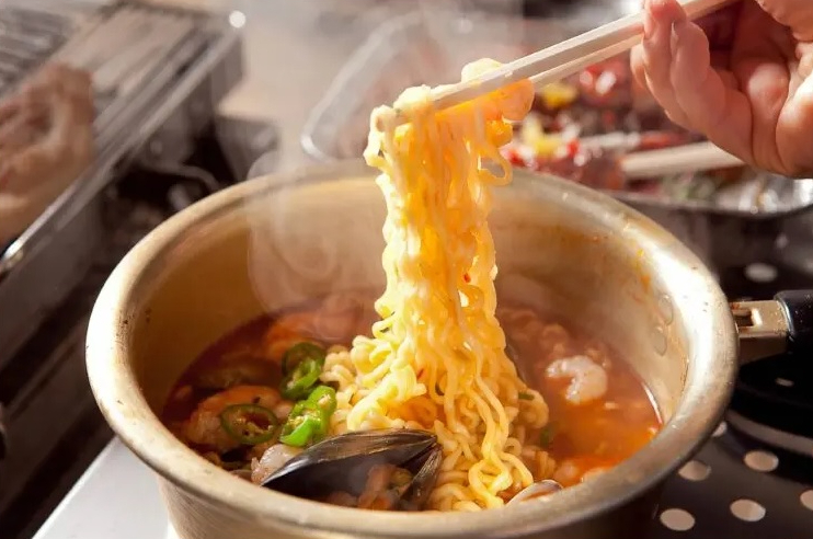 7 c&aacute;ch gi&uacute;p t&ocirc; m&igrave; ăn liền ngon hơn v&agrave; c&acirc;n bằng dinh dưỡng