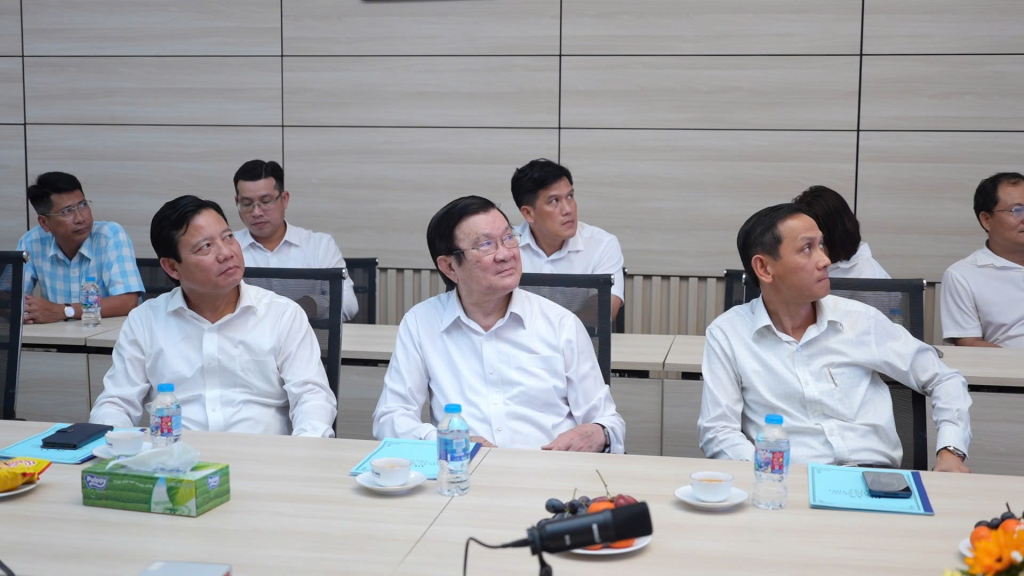 Nguyên Ủy viên Bộ Chính trị, Nguyên Chủ tịch nước Trương Tấn Sang ( ở giữa) và Phó Chủ tịch UBND tỉnh Phạm Tấn Hòa ( bài trái) tham dự buổi họp