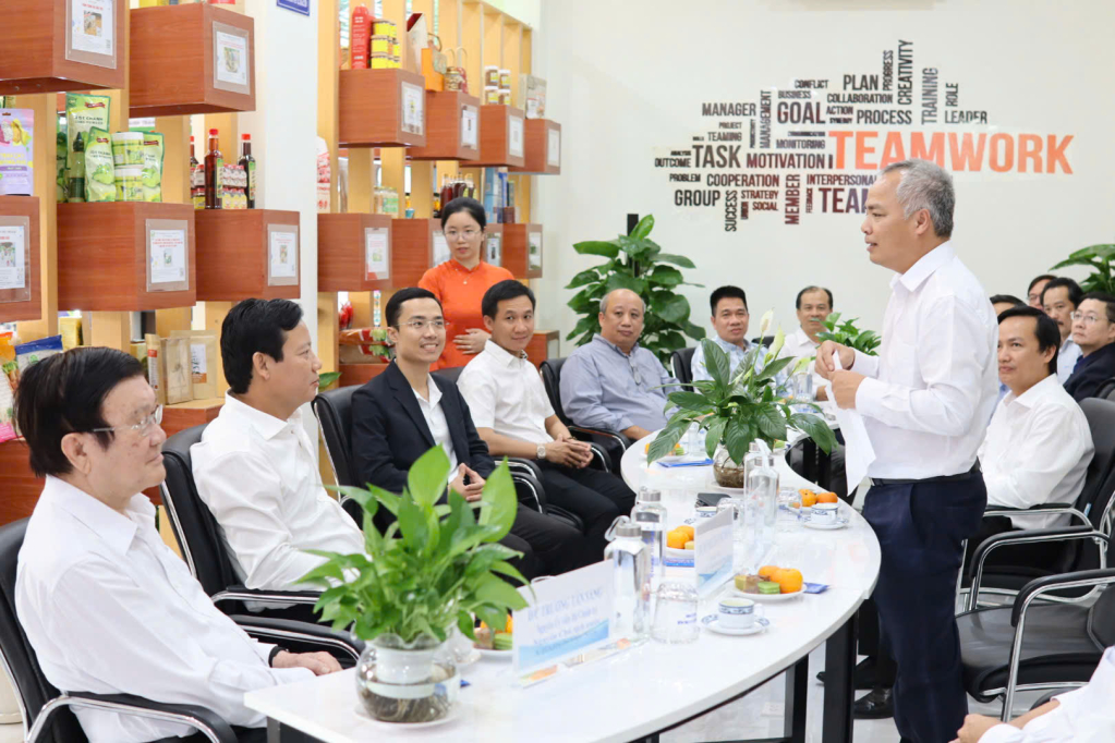 Nguy&ecirc;n Chủ tịch nước Trương Tấn Sang tham quan Trung t&acirc;m Đổi mới s&aacute;ng tạo tỉnh T&acirc;y Ninh