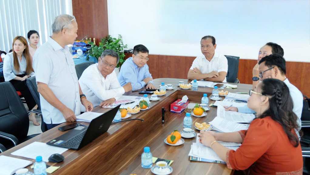 Đại diện chủ đầu tư hạ tầng KCN Thủ Thừa đã báo cáo chi tiết với đoàn về tiến độ thi công các hạng mục trọng điểm 