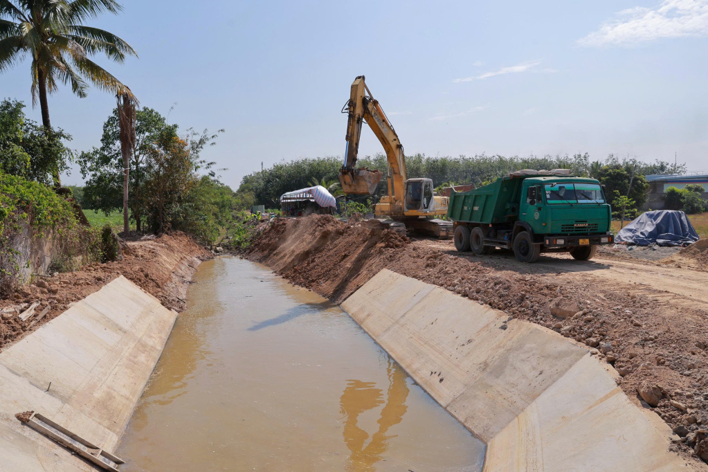Construction of the Thanh Tay drainage canal in Ninh Dien commune