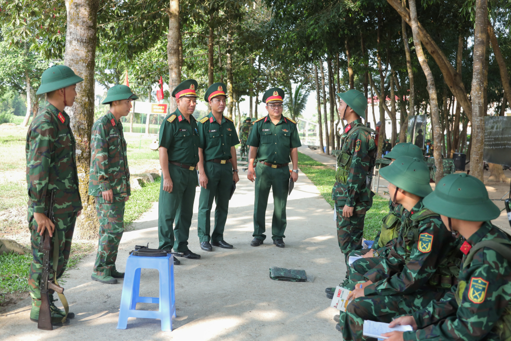 Bộ Chỉ huy Qu&acirc;n sự tỉnh kiểm tra c&ocirc;ng t&aacute;c huấn luyện chiến sĩ mới tại Tiểu đo&agrave;n 500