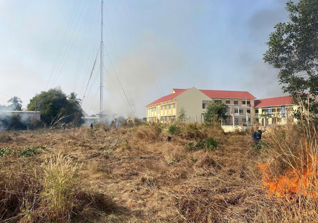 Người dân không đốt cỏ, rác vào buổi trưa khi có gió to hoặc thời tiết nắng nóng cực điểm