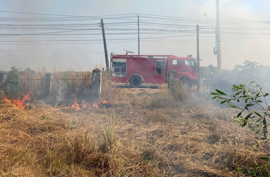 Lực lượng chức năng kịp thời có mặt dập tắt đám cháy cỏ