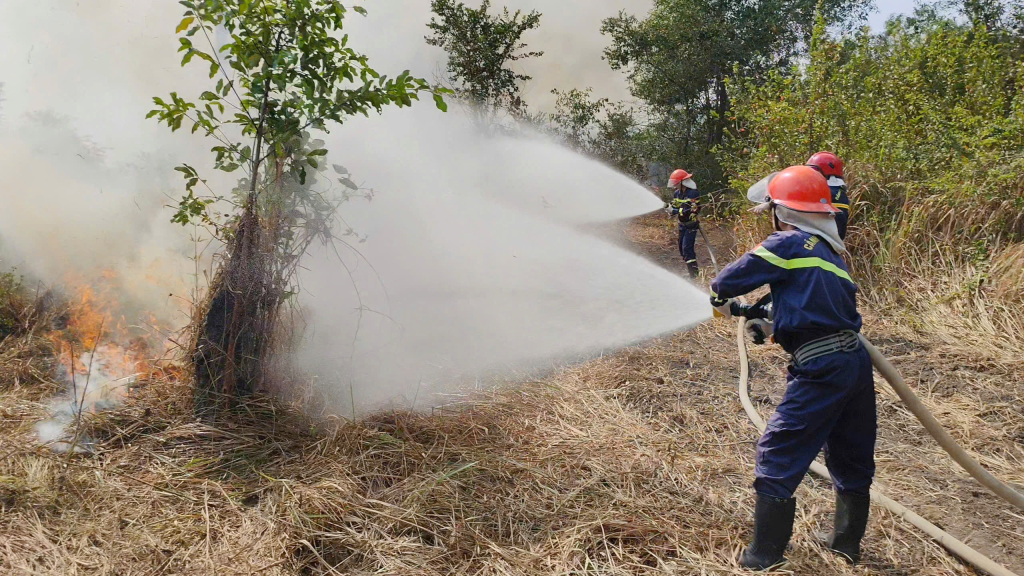 Cẩn trọng 'b&agrave; hoả' khi dọn cỏ, r&aacute;c, thực b&igrave;, đốt đồng