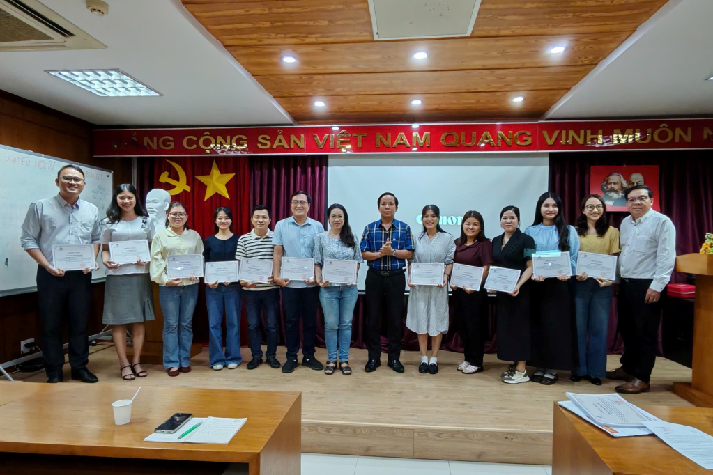 Trung t&acirc;m Bồi dưỡng nghiệp vụ b&aacute;o ch&iacute; tập huấn kỹ năng viết về c&ocirc;ng t&aacute;c x&acirc;y dựng Đảng