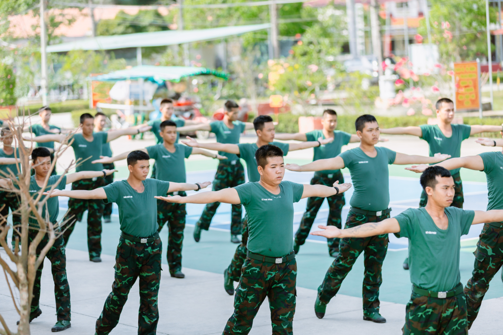 Tiểu đo&agrave;n 500 đẩy mạnh r&egrave;n luyện thể lực cho chiến sĩ mới