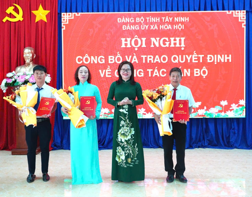 X&atilde; H&ograve;a Hội c&ocirc;ng bố, trao quyết định về c&ocirc;ng t&aacute;c c&aacute;n bộ