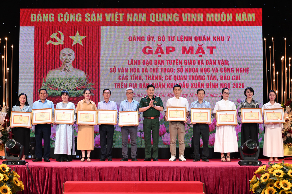 Trung tướng Trần Vinh Ngọc, Bí thư Đảng ủy, Chính ủy Quân khu 7 trao bằng khen cho các cá nhân có thành tích xuất sắc trong phối hợp tuyên truyền hoạt động của lực lượng vũ trang Quân khu