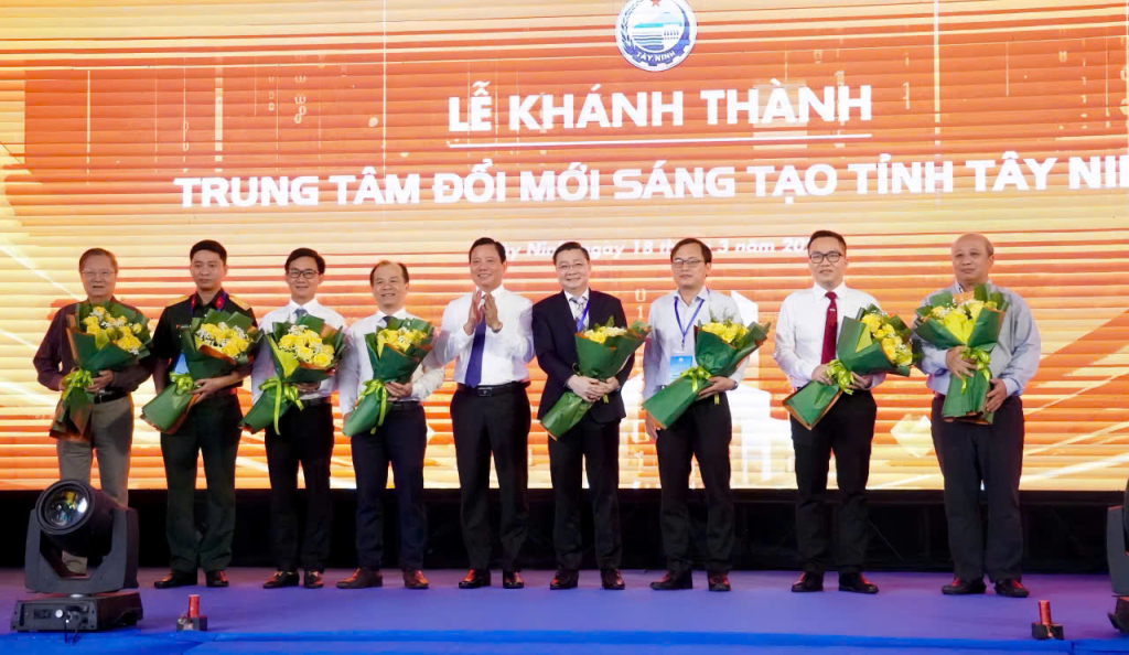 Phó Chủ tịch UBND tỉnh Phạm Tấn Hòa trao hoạ cho các  đơn vị đồng hành cùng Trung tâm đổi mới sạn tạo tỉnh Tây Ninh