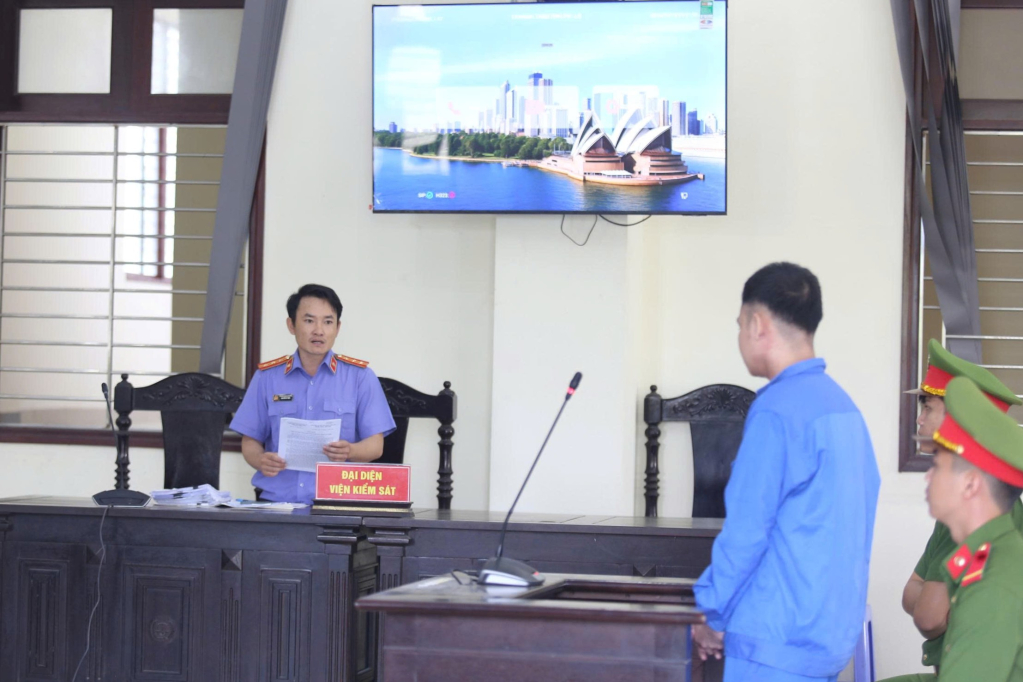 Viện kiểm sát công bố bản cáo trạng truy tố bị cáo tại phiên tòa